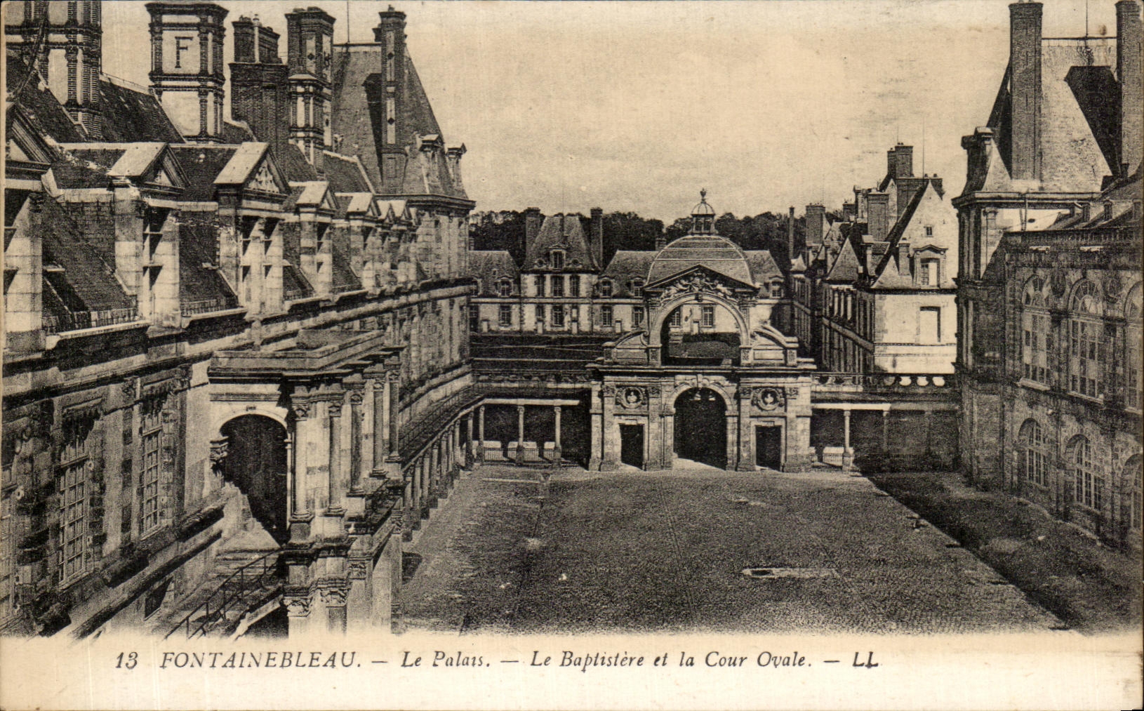 Fontainebleau — Il Palazzo — Il Battistero e la Corte Ovale — LL