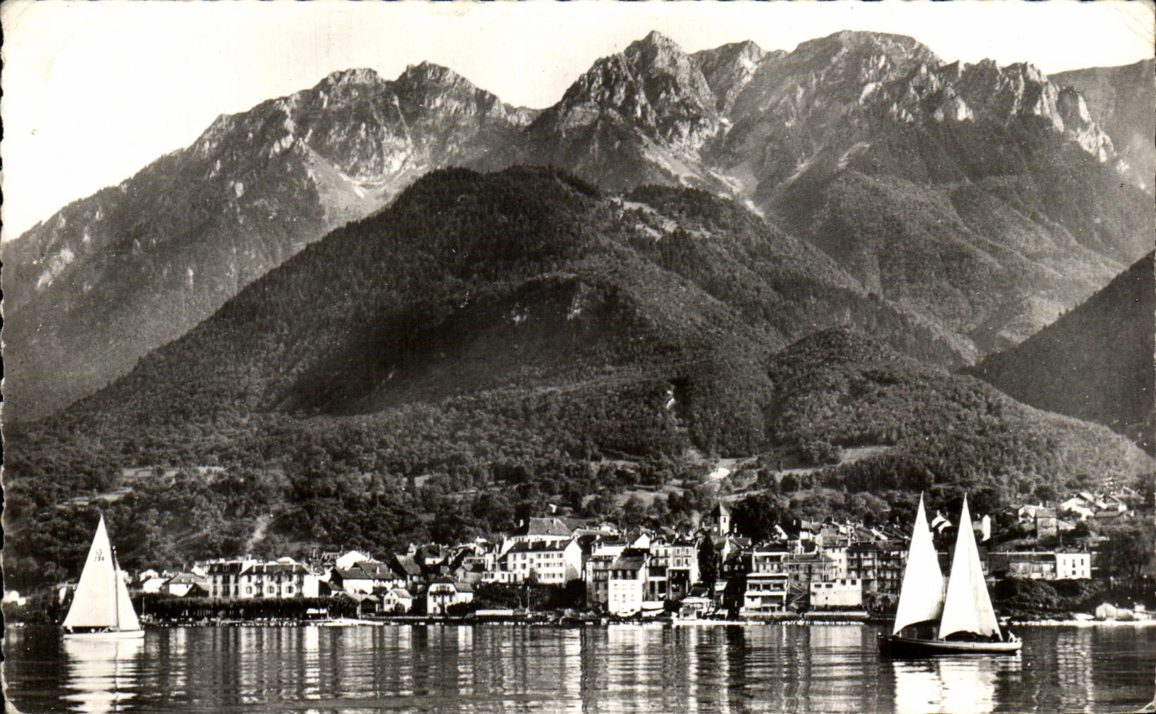 Saint-Gingolph (France-Suisse) — Le Lac Léman et les Montagnes du Chablais — Éditions J. Gillard