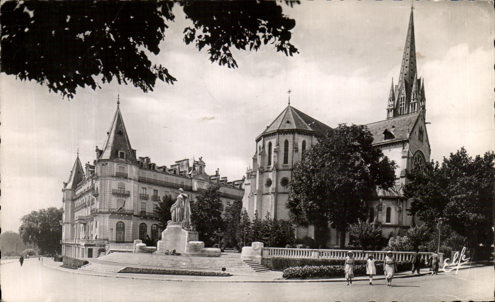 L'Église St-Martin et le Grand Hôtel Gassion — Pau (Basses-Pyrénées) — Edit. Pau