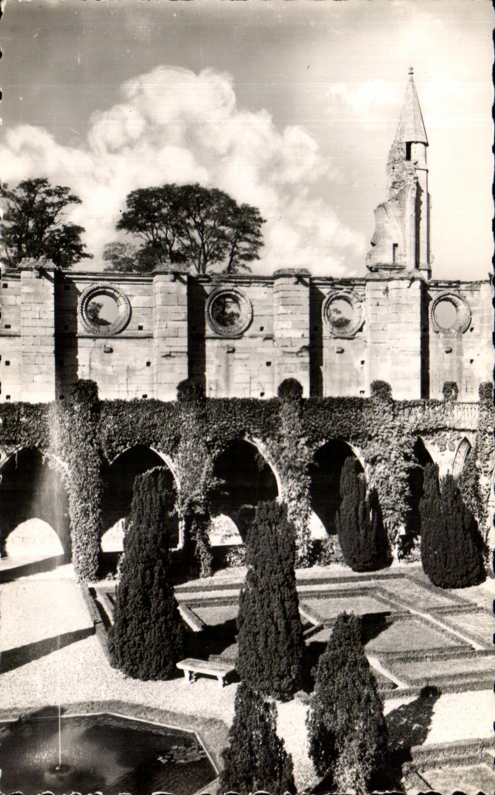 Abbaye de Royaumont — Le cloître et la tourelle — CPAPHIL