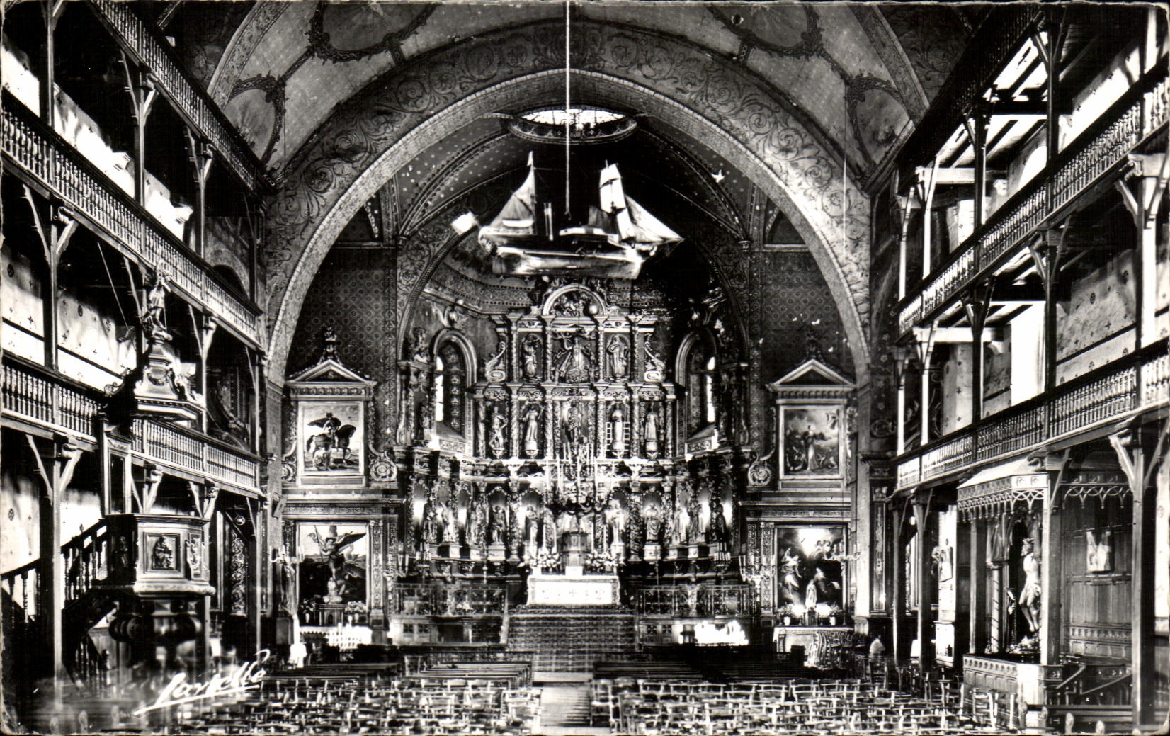 Intérieur de l'église Saint-Jean-de-Luz — P. 93 — Éditeur L. Lavielle