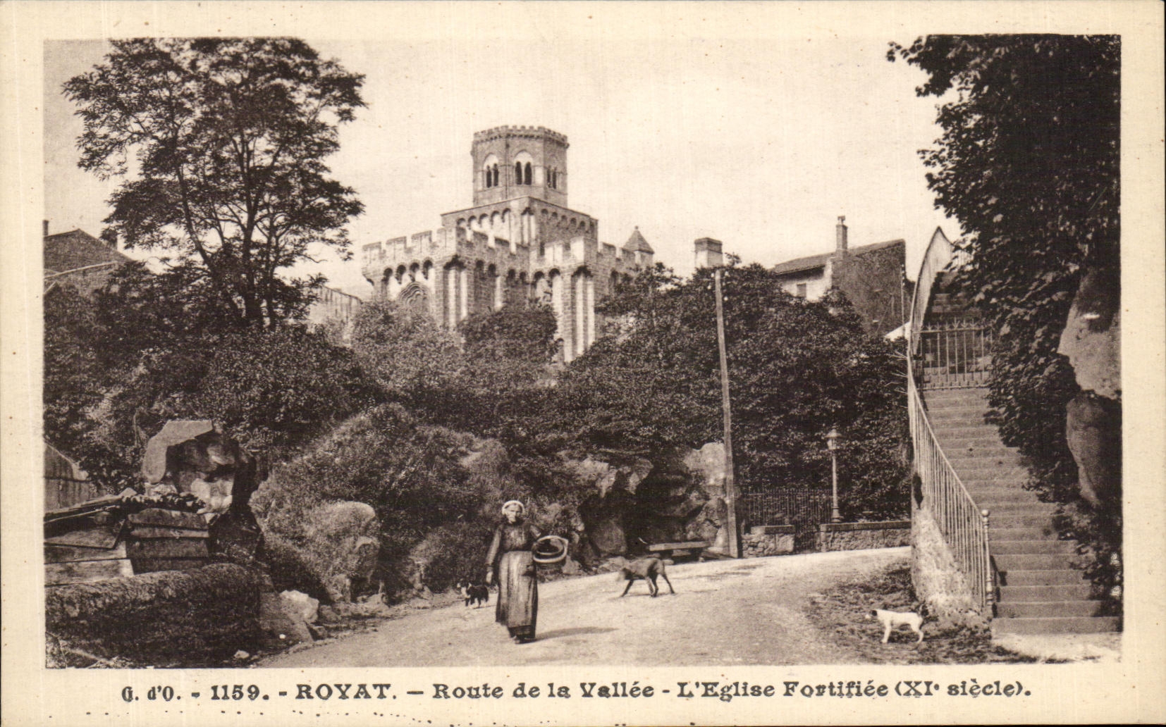 CPA Royat Route de la Vallee L'Eglise Fortifiee
