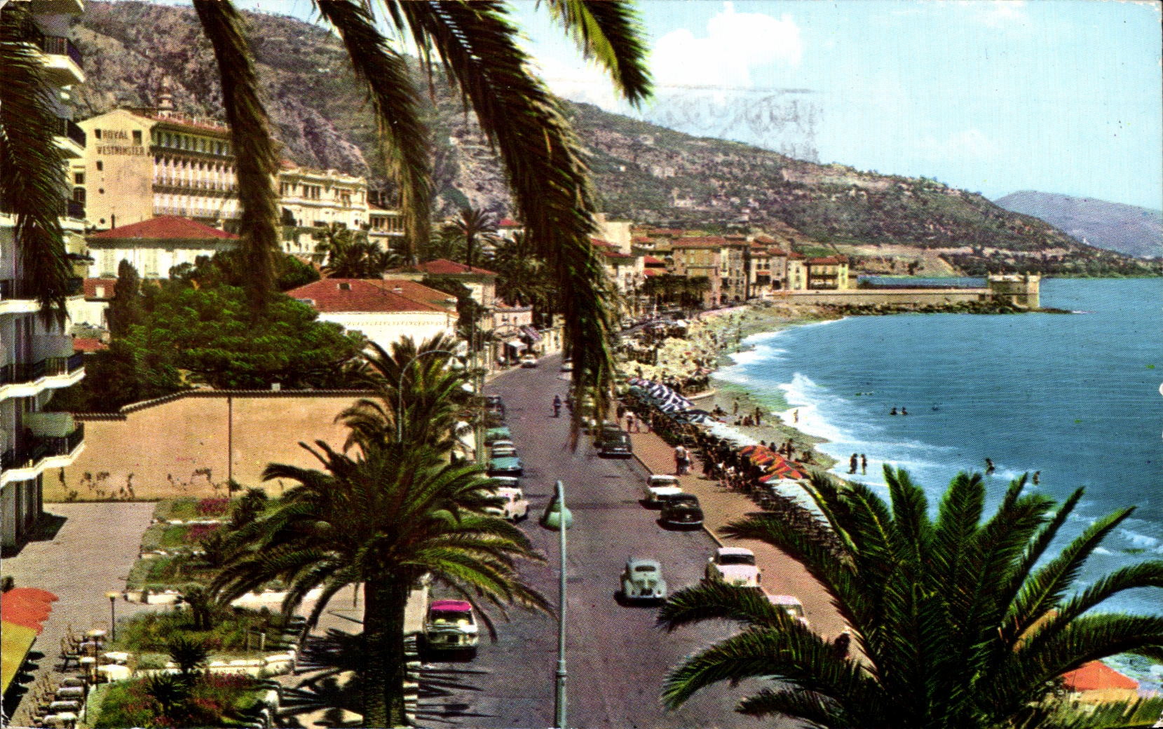 CPA Menton La Promenade La Plage Vue vers I'Italie