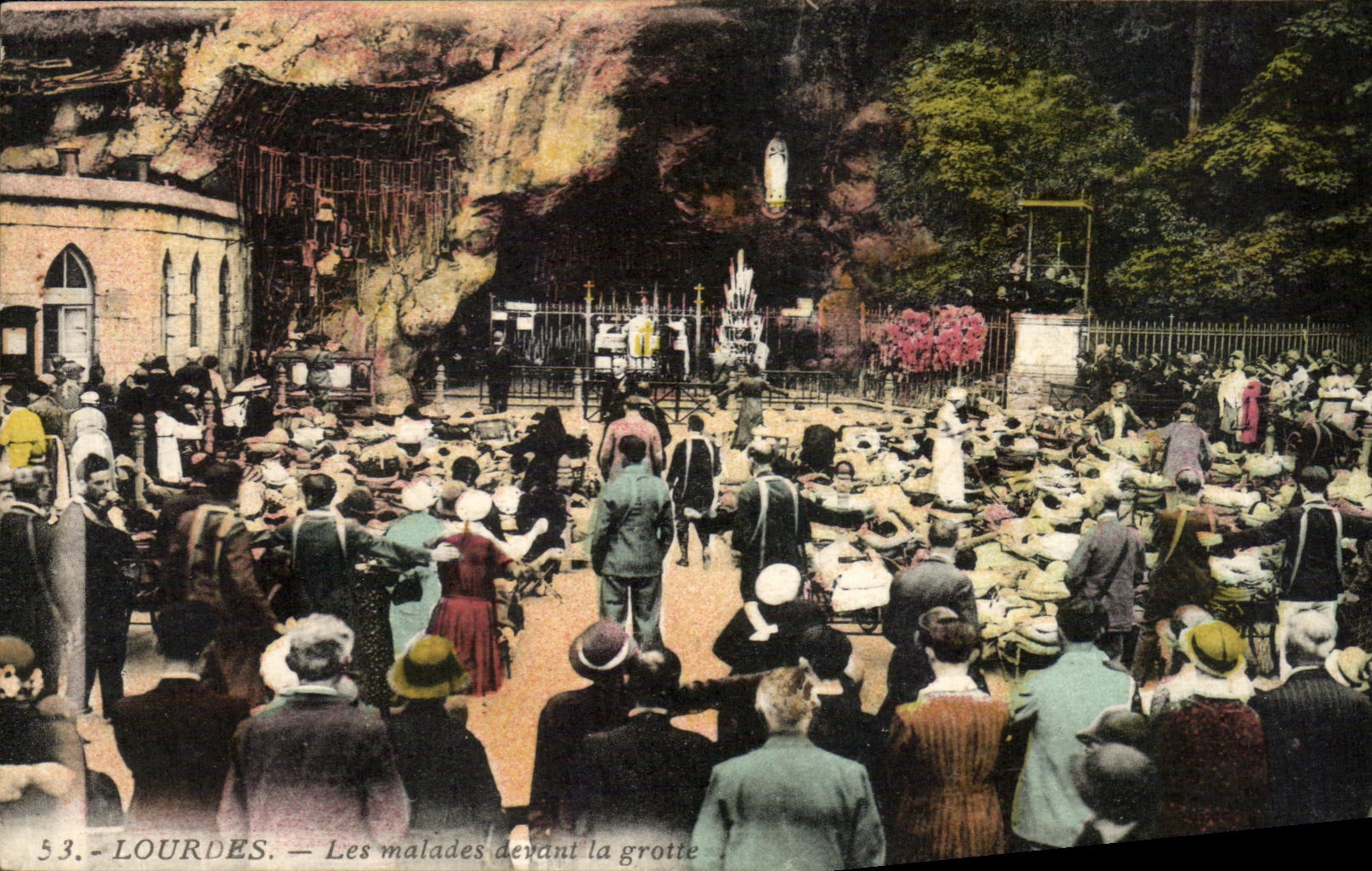 CPA Lourdes Les malades devant la grotte