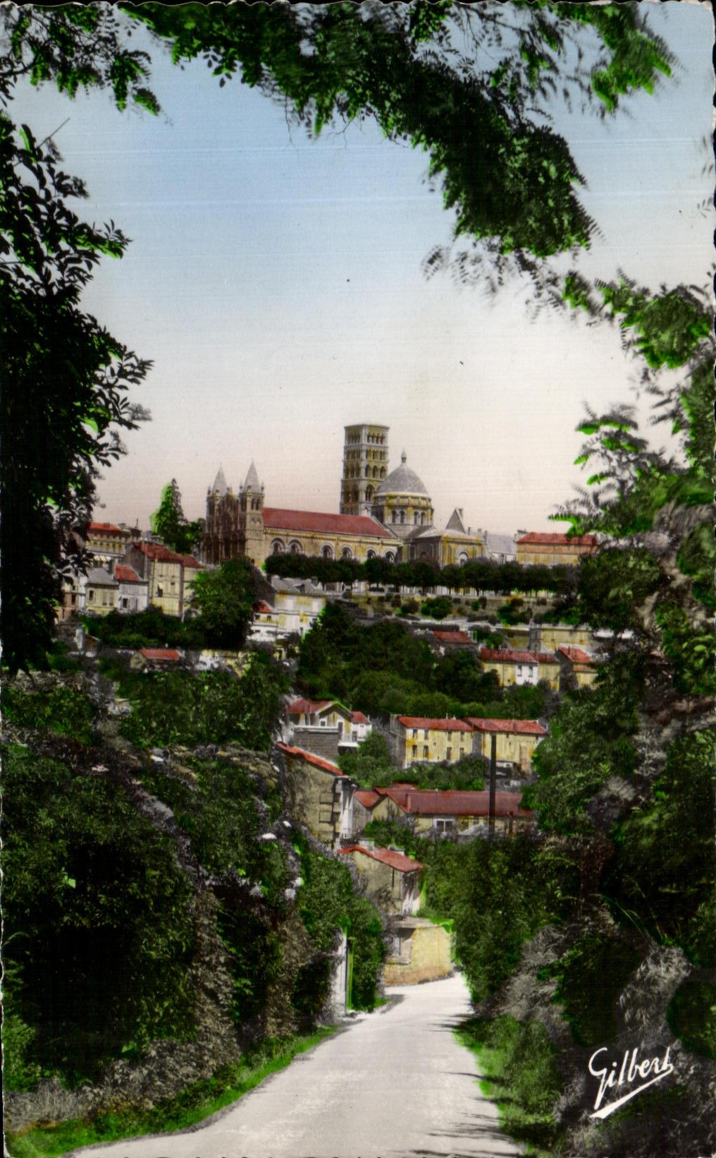 Vue sur le Quartier Saint-Pierre — Angoulême — Éditions A. Gilbert, n° 84