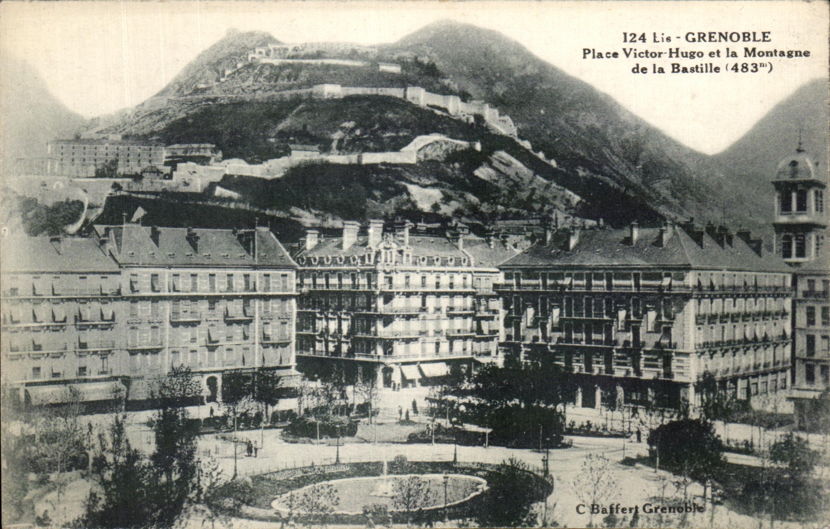Grenoble — Place Victor Hugo et la Montagne de la Bastille (483m) — C. Baffert Grenoble