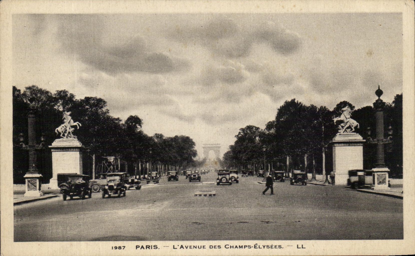 Paris — L'Avenue des Champs-Élysées — LL