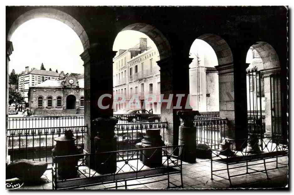 CPA Neris les Bains Station Thermale Etablissement de douches Le Grand Hotel Leopold et Albert vue prise du peristyle