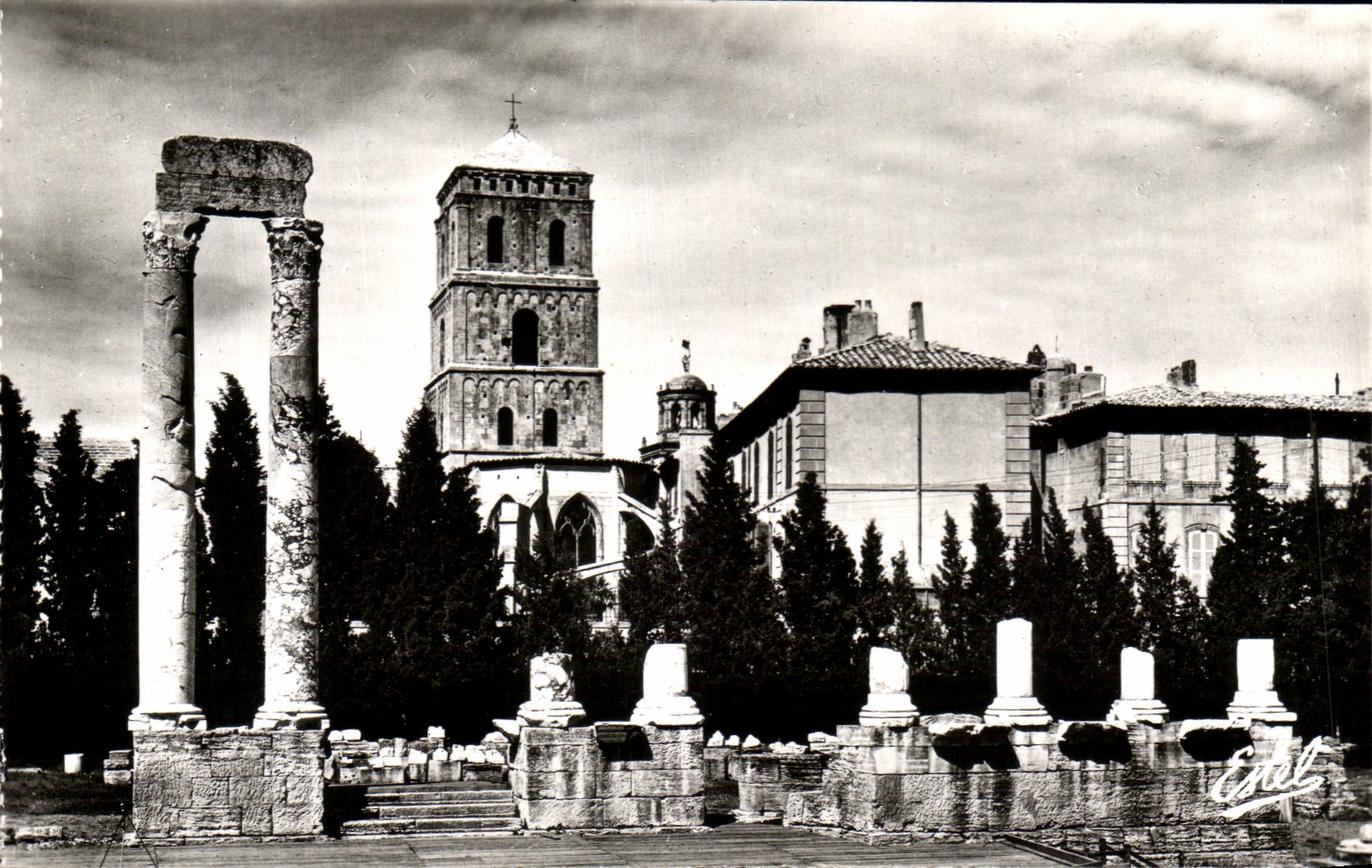 Arles — Les Colonnes du Théâtre Antique et la Cathédrale Saint-Trophime — Éditeur : Edell