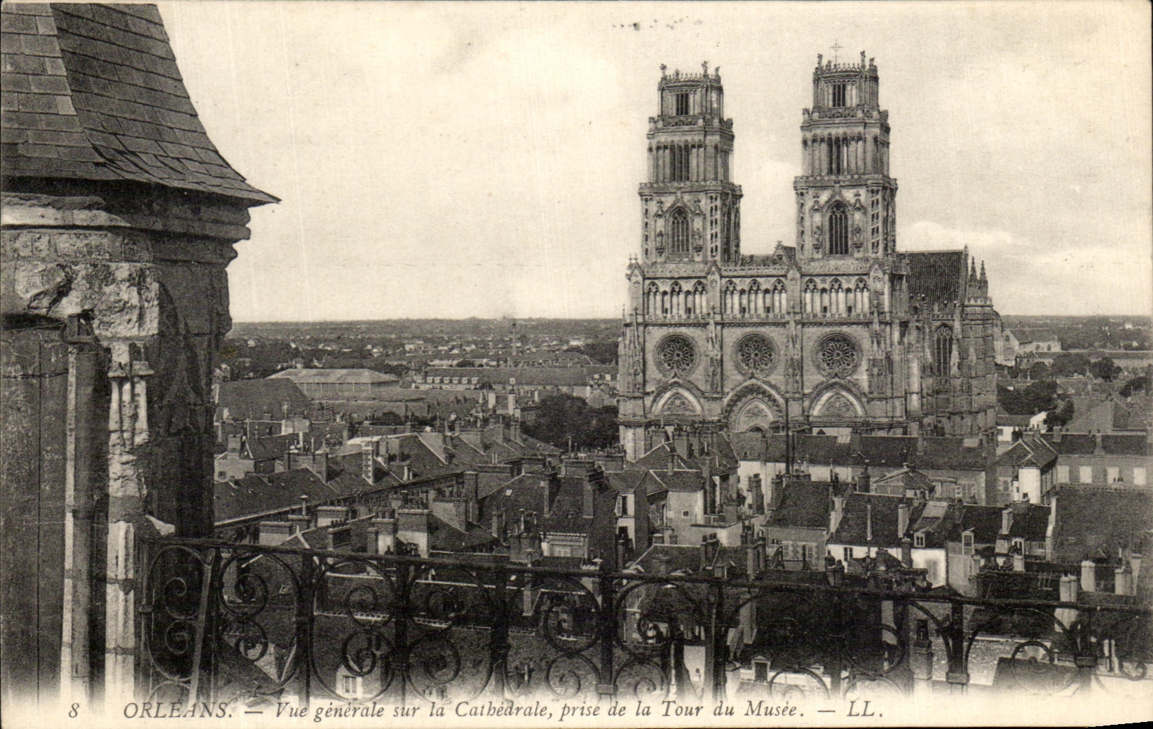 CPA Orleans Vue generale sur la Cathedrale prise de la Tour du Musee