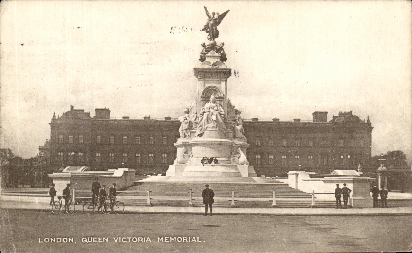 CPA London Queen Victoria Memorial