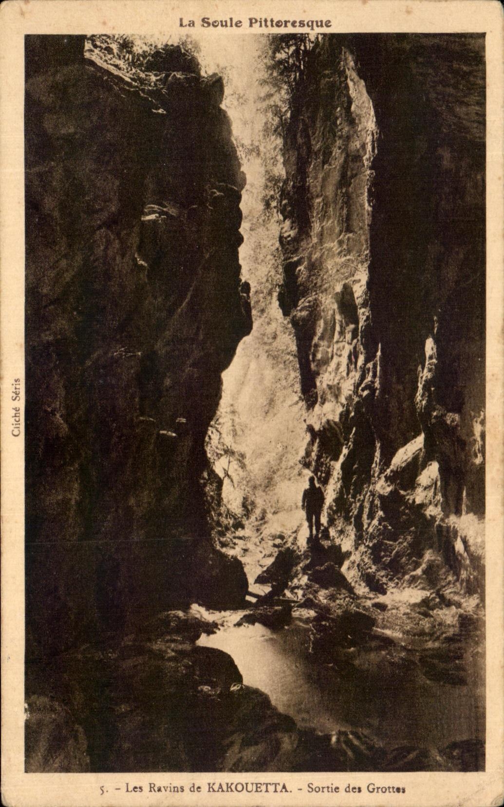 CPA Les Ravins de Kakouetta Sortie des Grottes La Soule