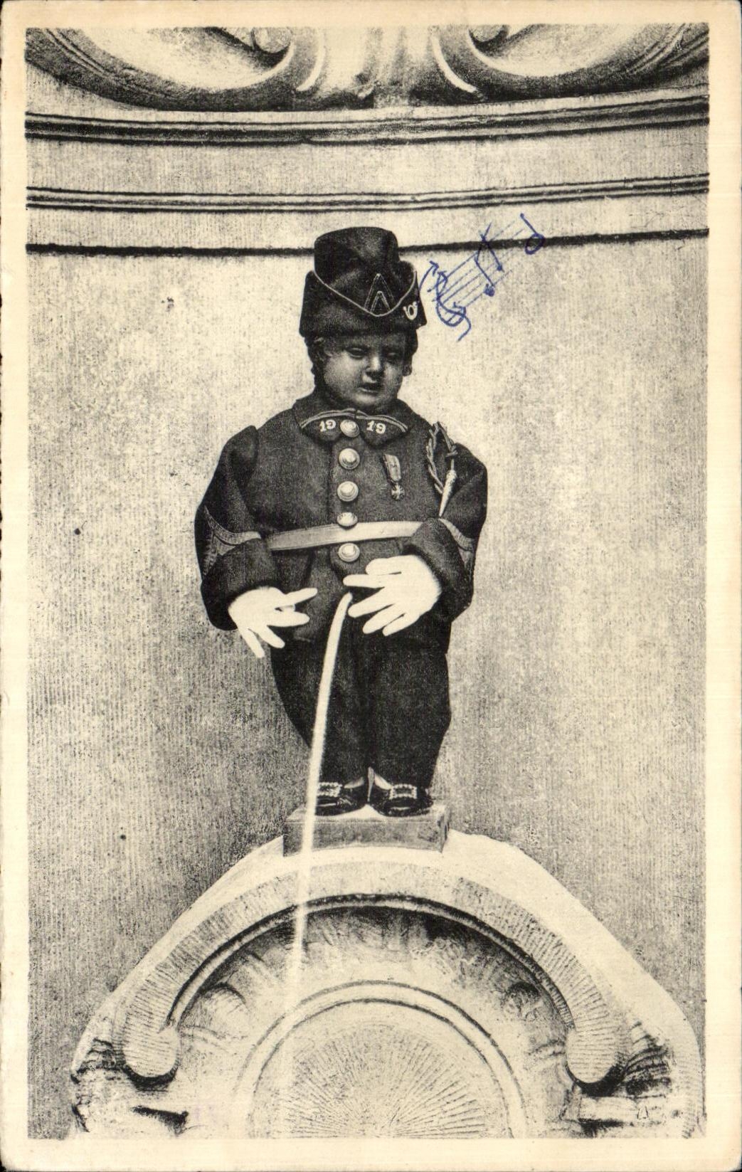 CPA Bruxelles Brussel Chasseur Alpin Manneken Pis 