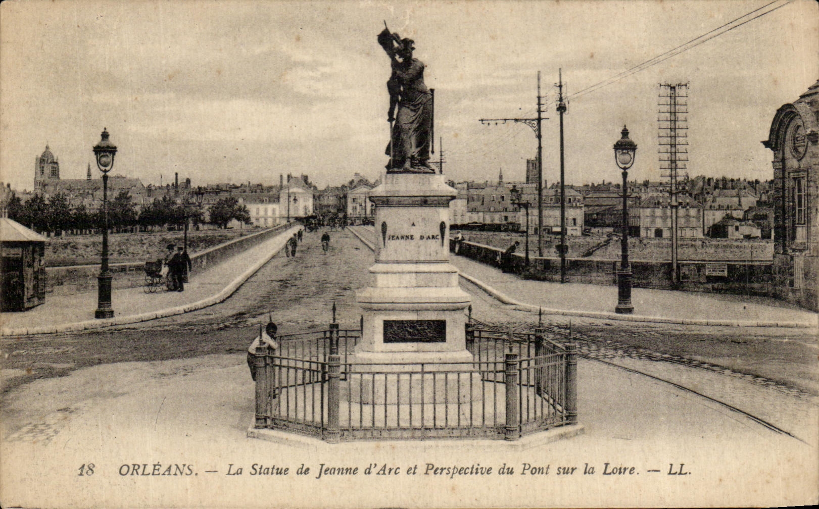 CPA Orleans La Statue de Jeanne d'Arc et Perspective du Pont sur la Loire