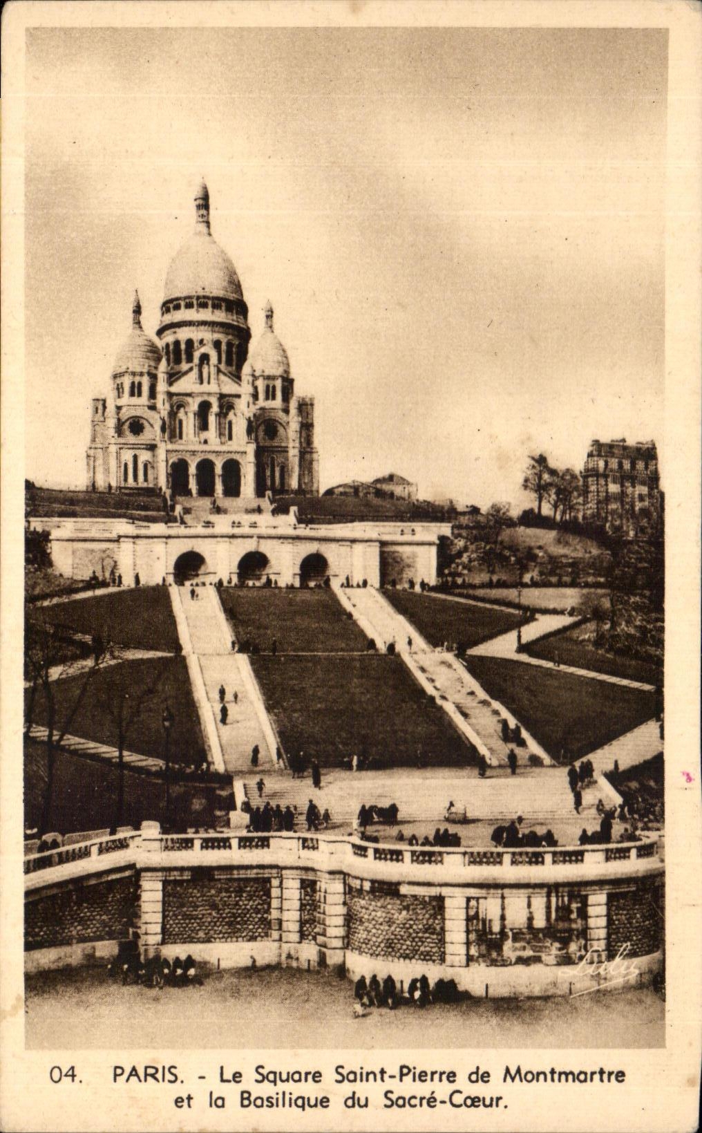 Paris - Le Square Saint-Pierre de Montmartre et la Basilique du Sacré-Cœur