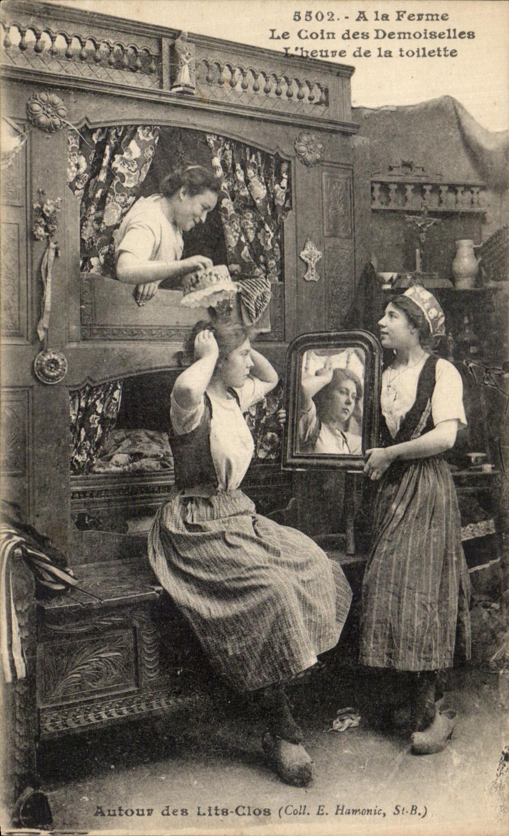CPA A La Ferme Le Coin Des Demoiselles L'heure De La Tollette Autour Des Lits Clos Folklore Costumes