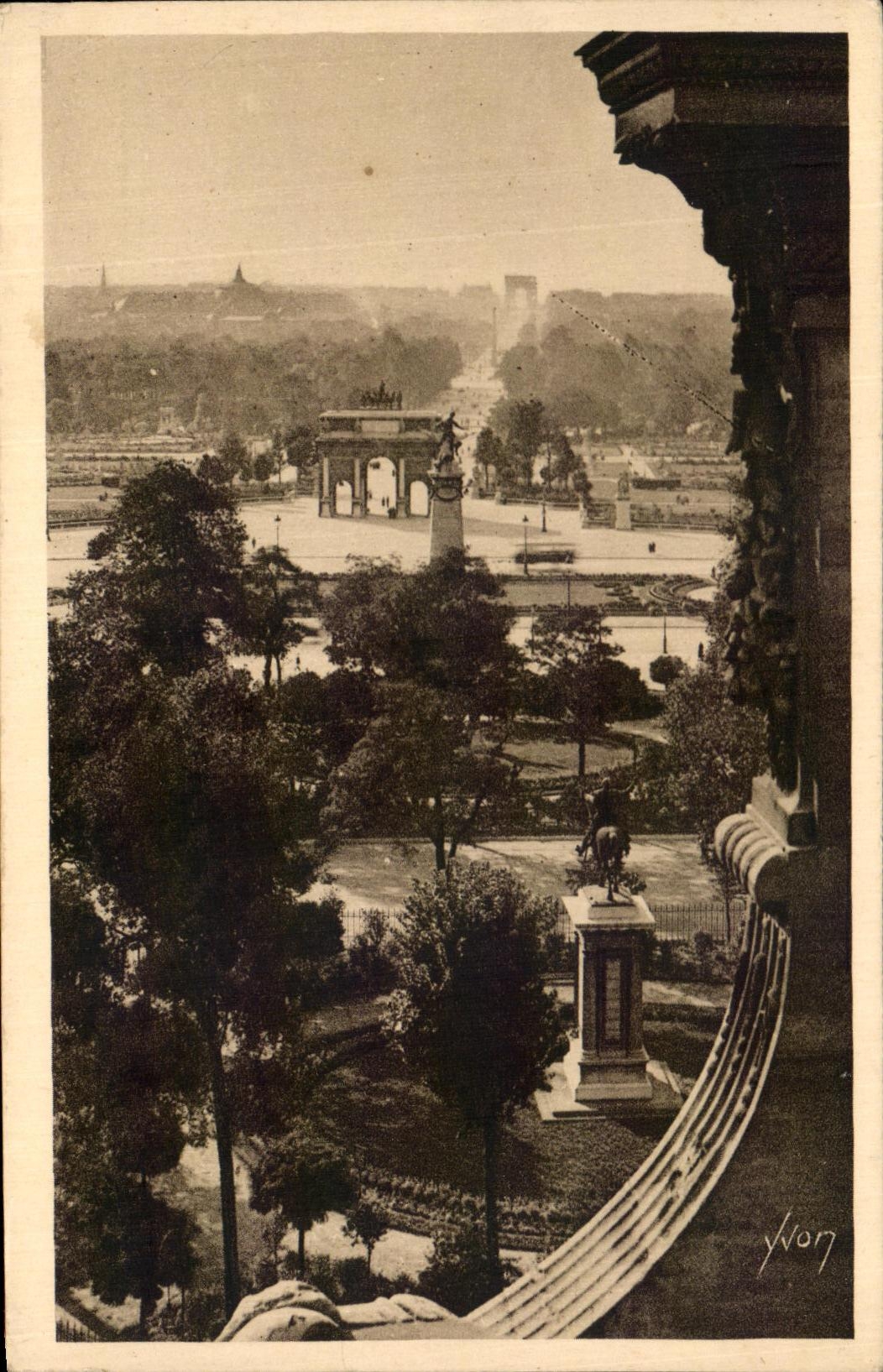 CPA En Flanant Perspective sur le Jardin des Tuileries et I'Arc de Triomphe de I'Etoile Paris 
