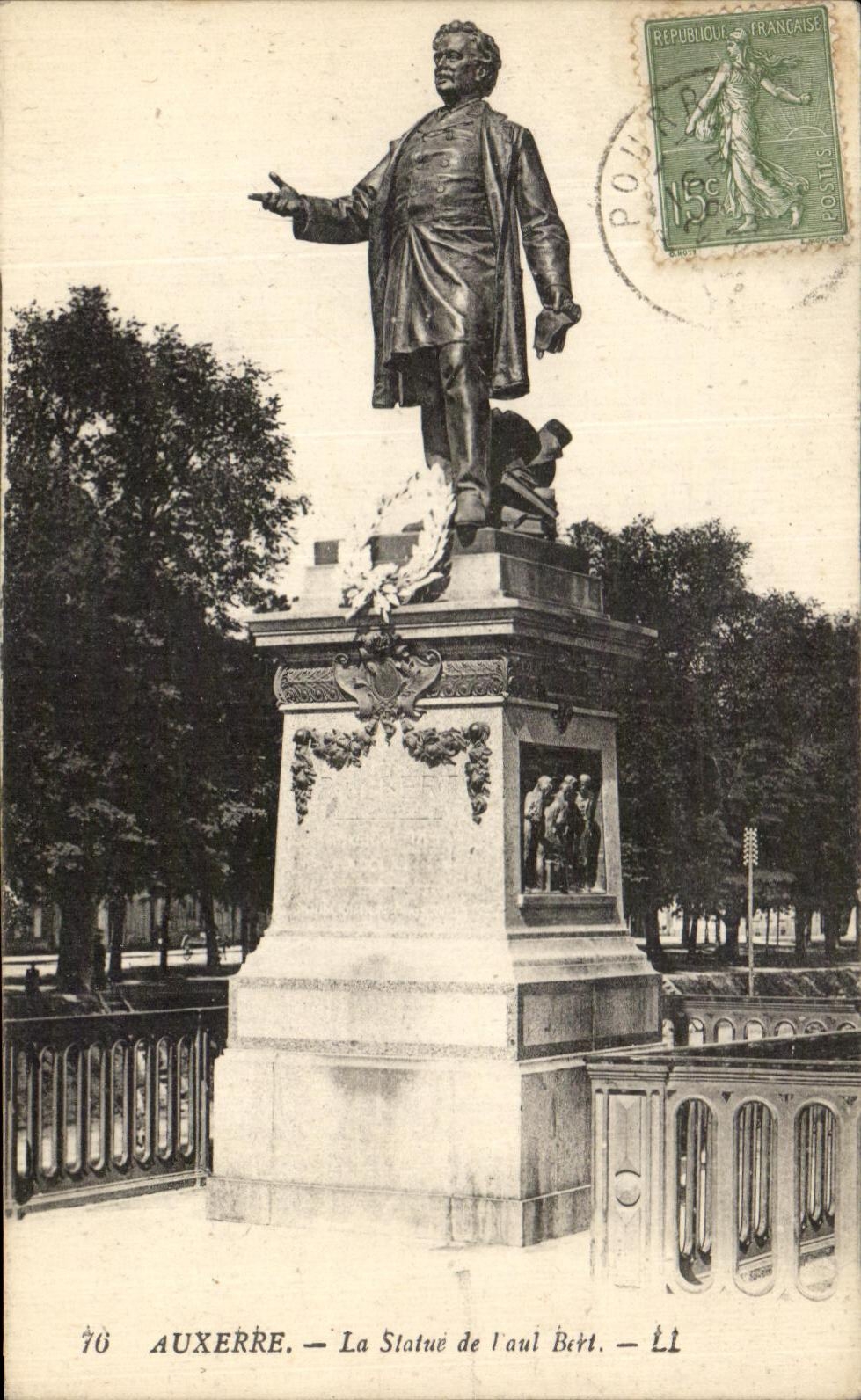 CPA Auxerre La Statue de Paul Bert