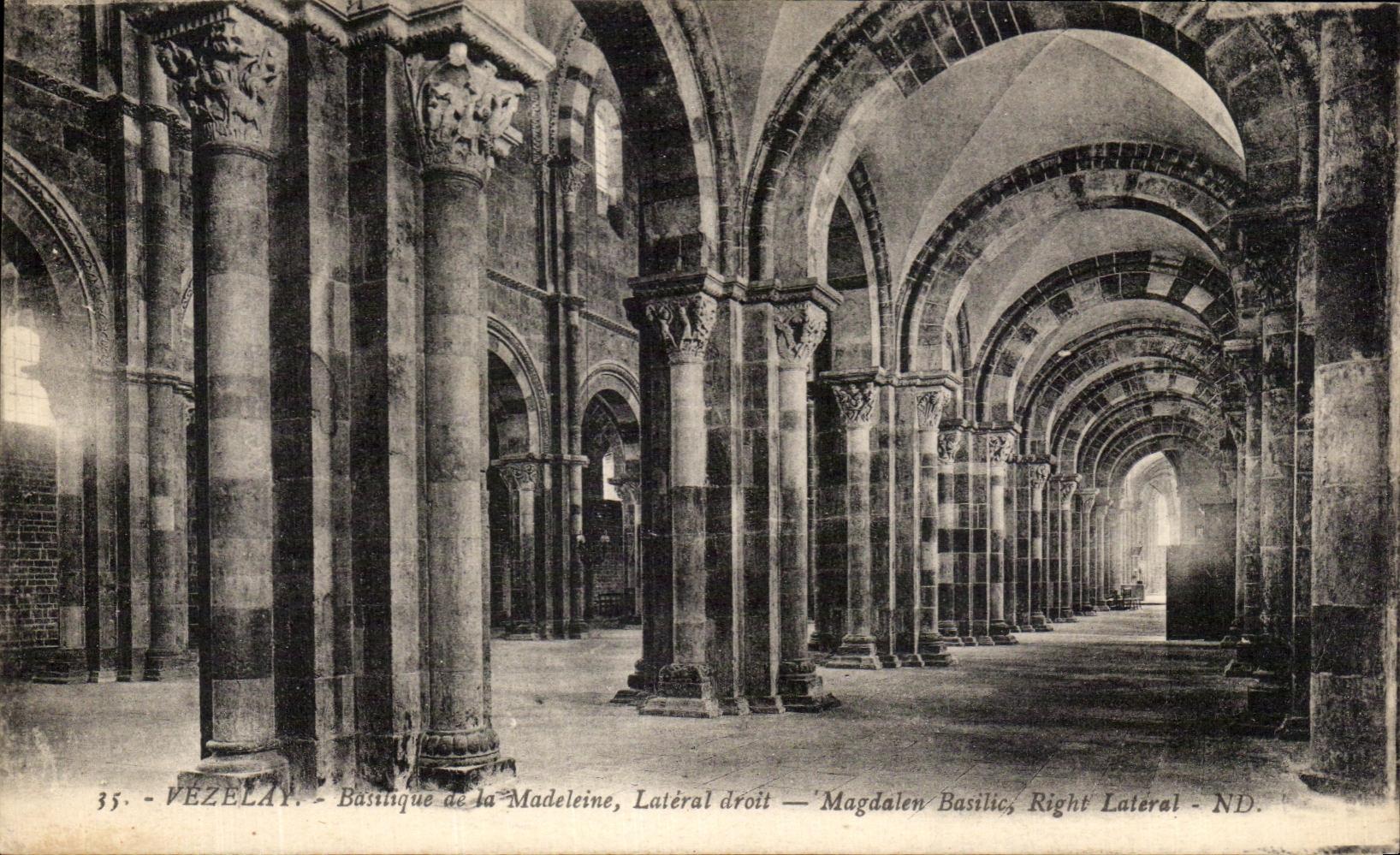 CPA Vezelay Basilique de la Madeleine Lateral droit