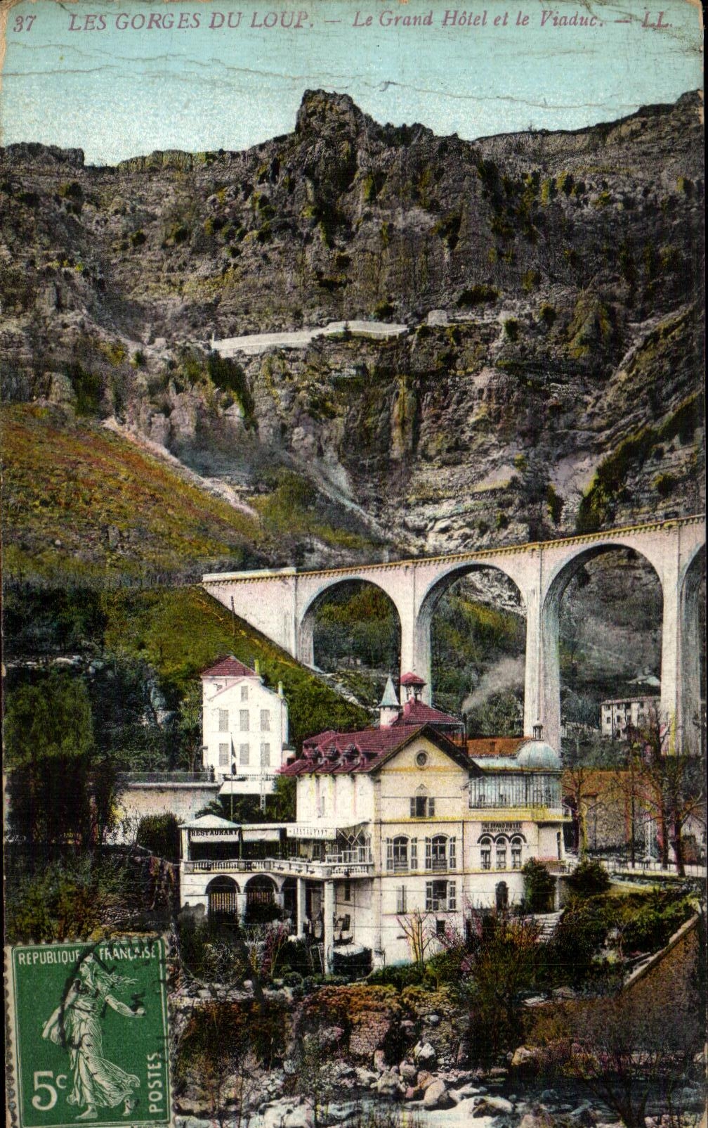 CPA Les Gorges Du Loup Le Grand Hotel et le viaduc