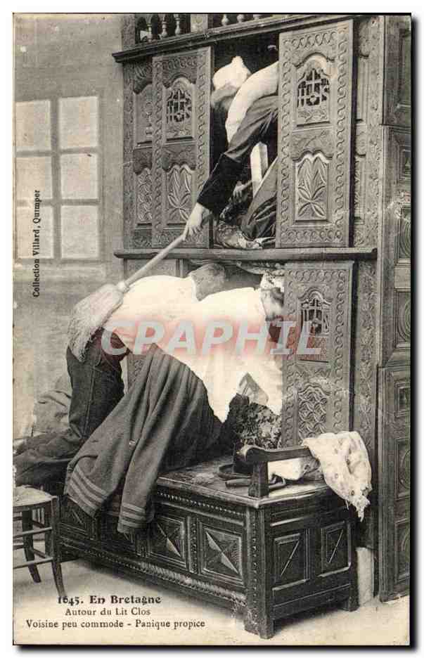 CPA En Bretagne Autour du Lit Clos Voisine peu commode Panique propice Folklore costume
