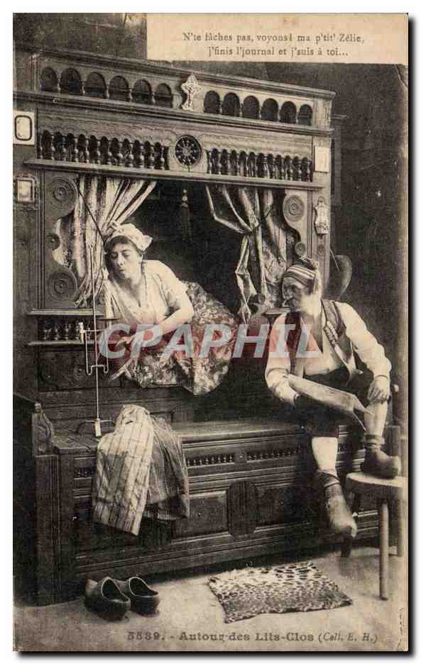 CPA Autour des Lits Clos Folklore costume