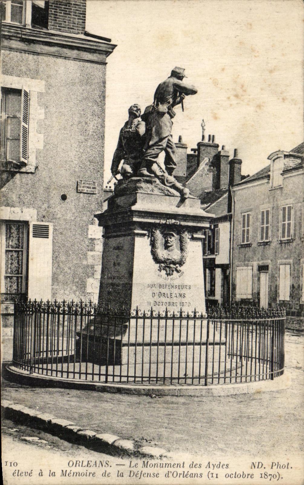 CPA Orleans Le Monument des Aydes eleve a la Memoire de la Defense d'Orleans Militaria 