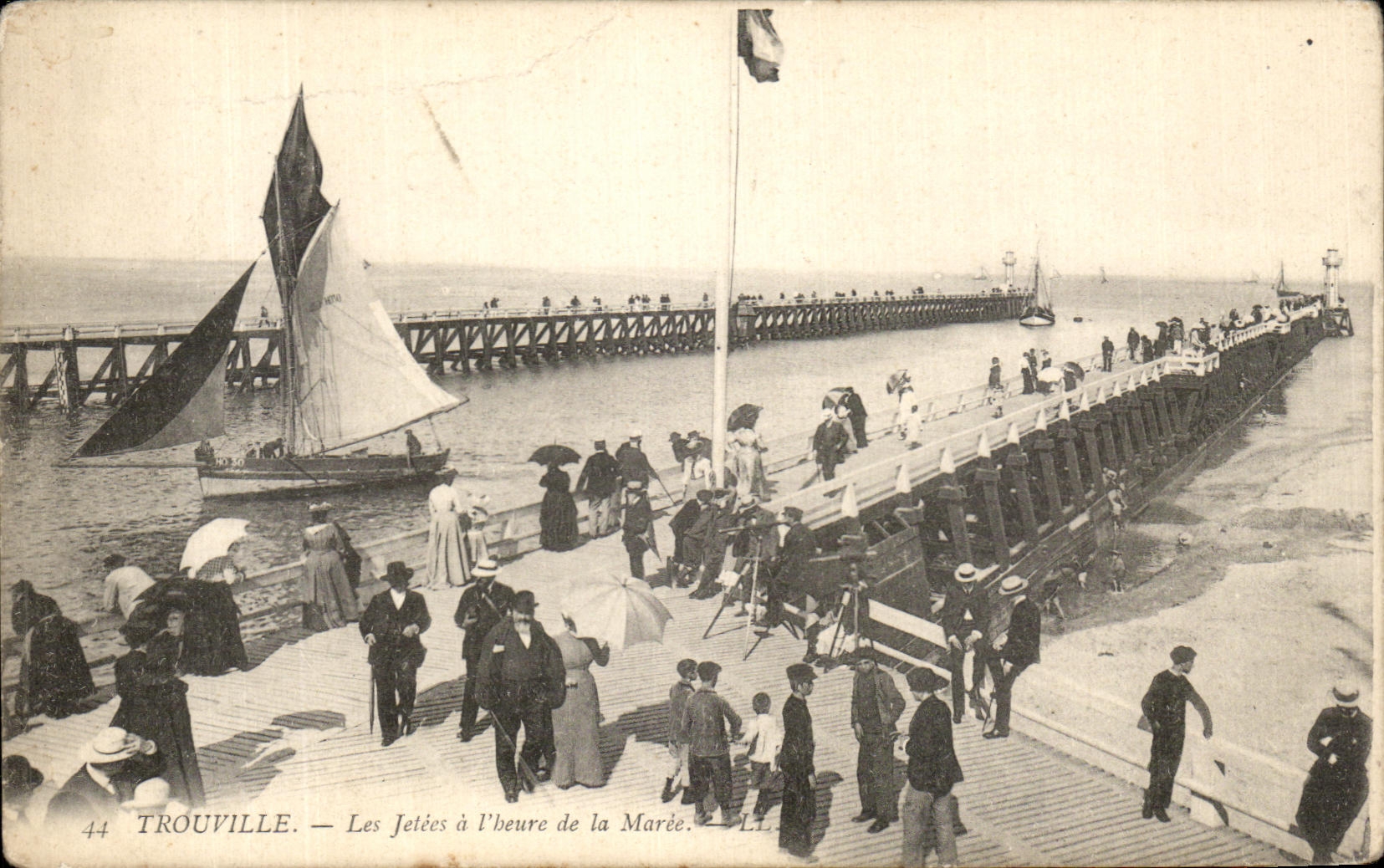 CPA Trouville Les Jetees a L'heure de la Maree Bateau 