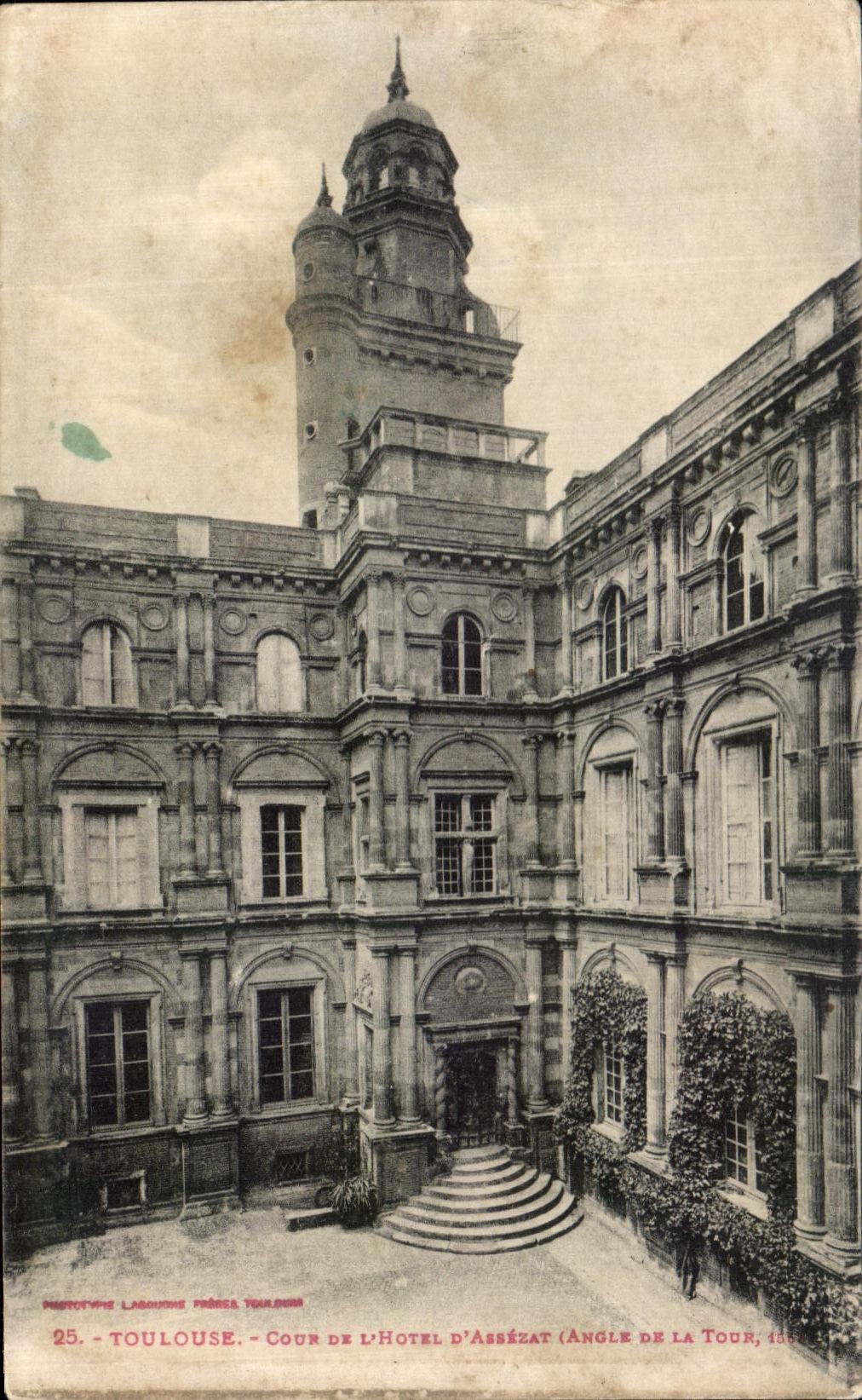 Cour de l'Hôtel d'Assézat (angle de la tour) — Toulouse — Phototype Lacroix Frères Toulouse