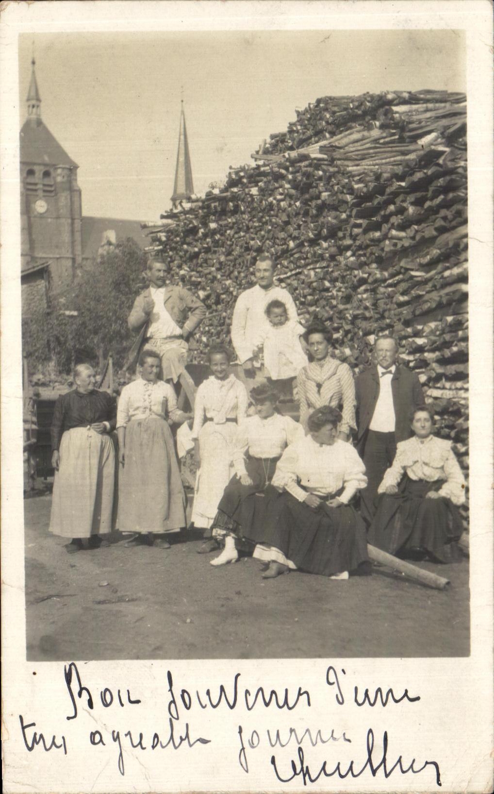 CARTE PHOTO Famille pres d'un tas de vois 