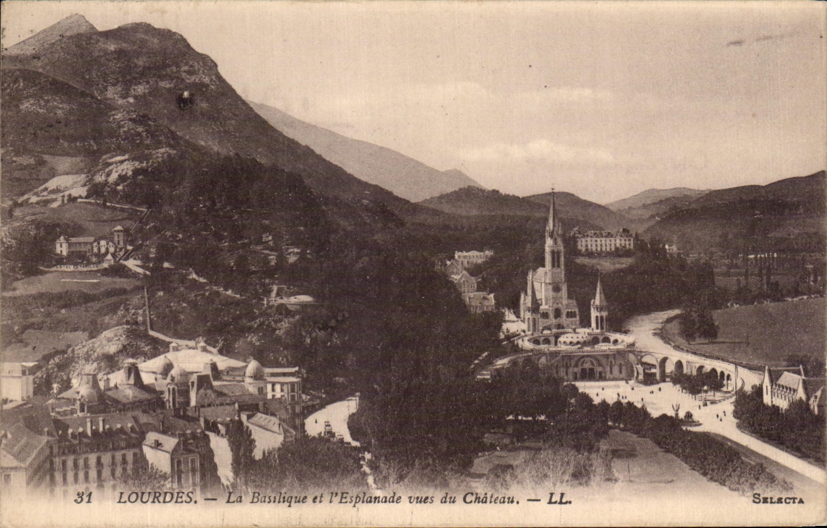 CPA Lourdes La Basilique Et L'Esplanade Vues Du Chateau