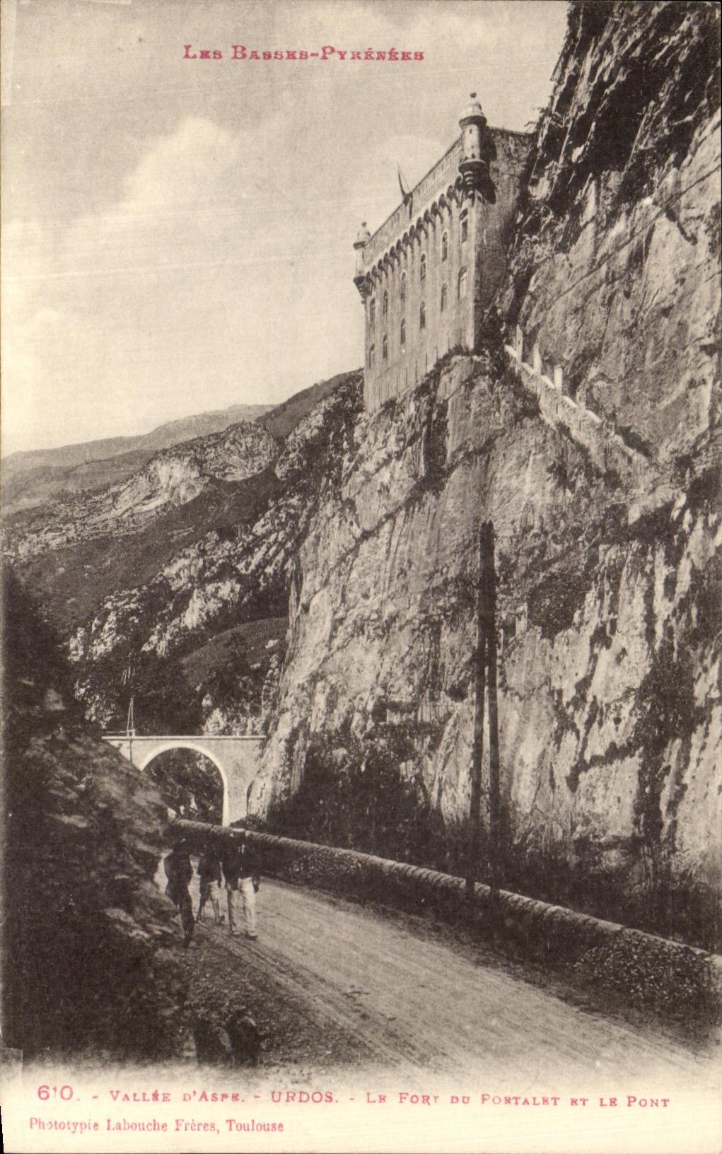 Les Basses-Pyrénées - Vallée d'Aspe - Le Fort de Fortalet et le Pont - Phototypie Labouche Frères, Toulouse