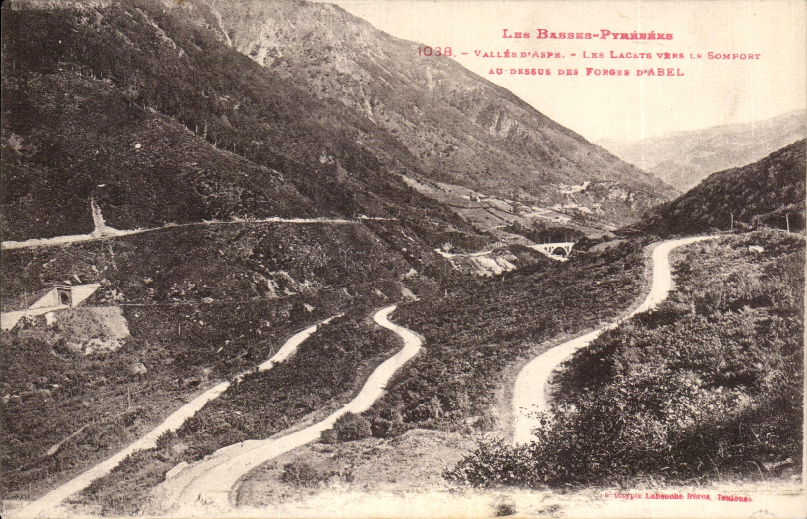 Les Basses-Pyrénées — Vallée d'Aspe, Les Lacets vers le Somport, au-dessus des Forges d'Abel — Éditeur Labouche Frères, Toulouse
