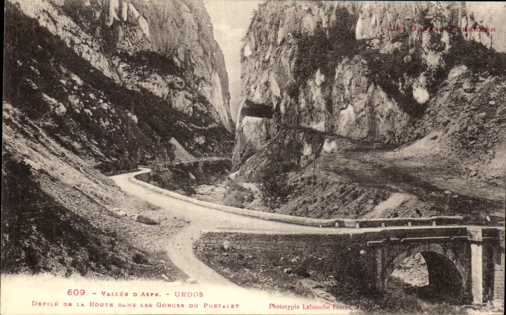 Prozession auf der Straße in der Schlucht des Portalet — Tal der Aspe, Urdoes — Phototypie Labouche Frères, Frankreich