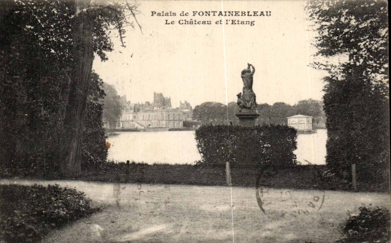 Palais de FONTAINEBLEAU — Le Château et l'Étang — Éditeur non identifié