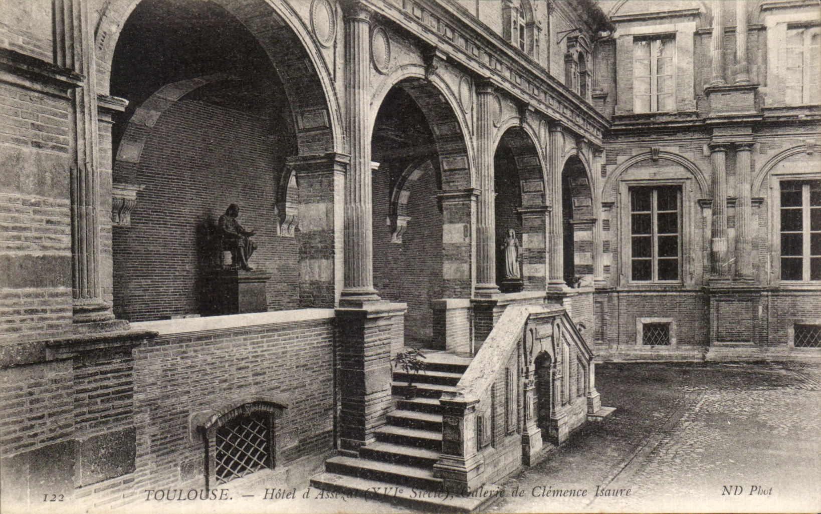 Toulouse — Hôtel d'Assézat (XVIe siècle), Galerie de Clémence Isaure — ND Phot