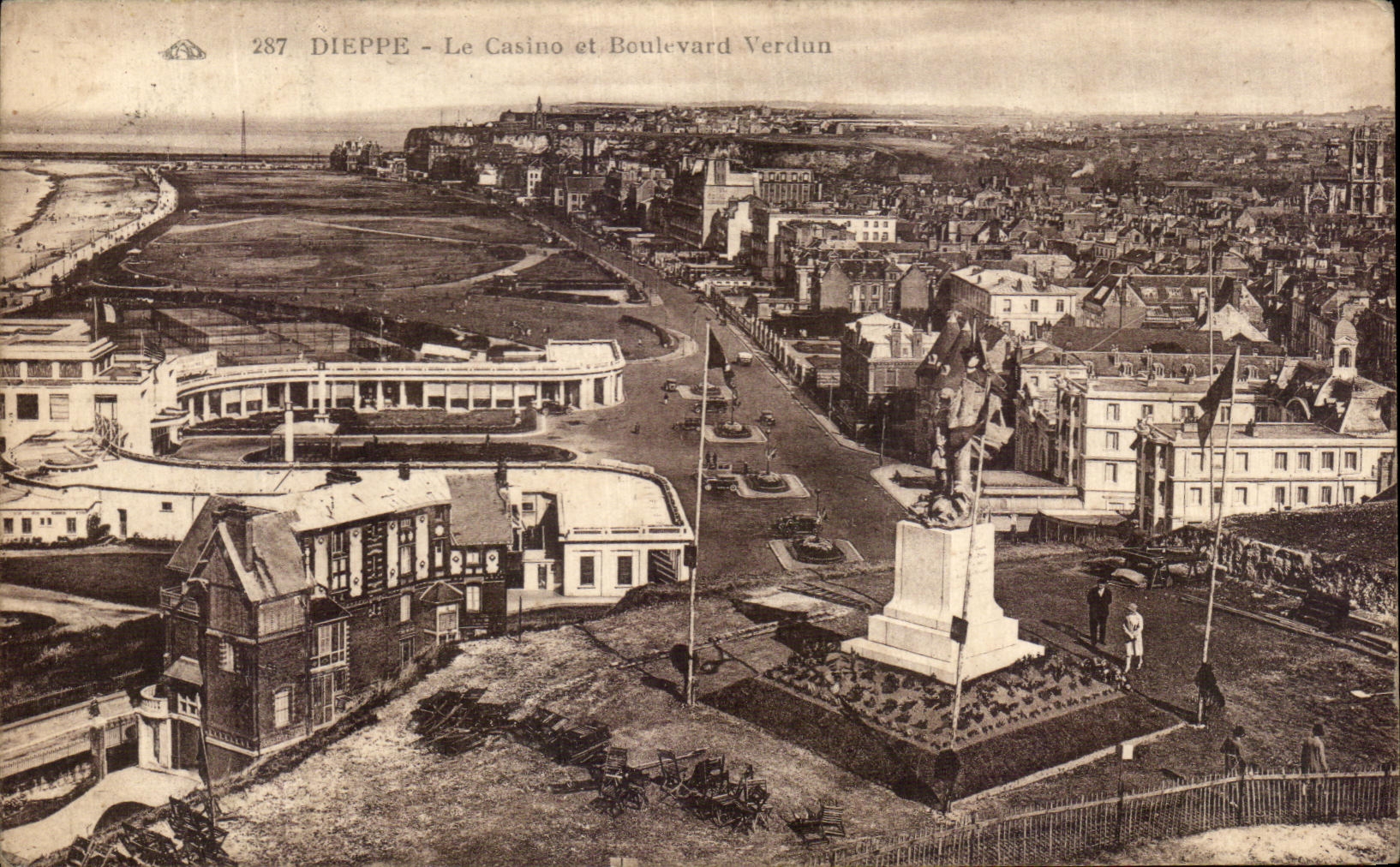 CPA Dieppe Le Casino Et Boulevard Verdun
