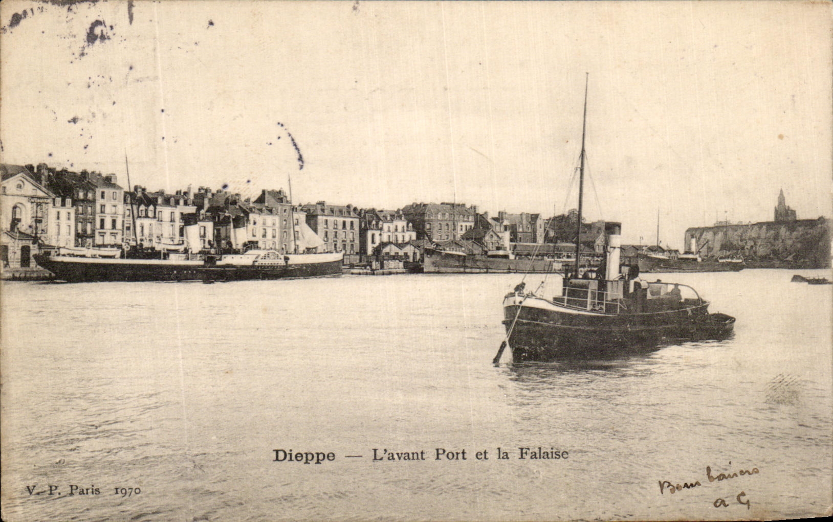 CPA Dieppe L'avant Port et la Falaise Bateaux 