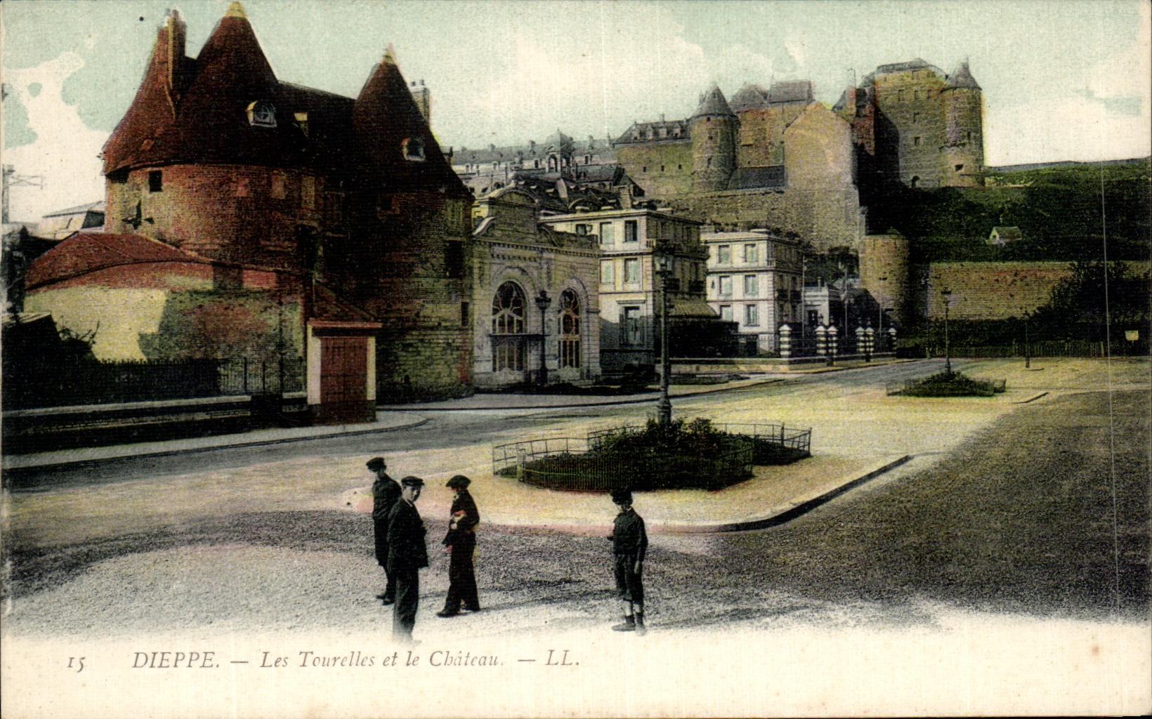CPA Dieppe Les Tourelles et Le Chateau 