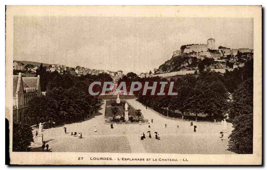 CPA Lourdes L'Esplanade Et le Chateau