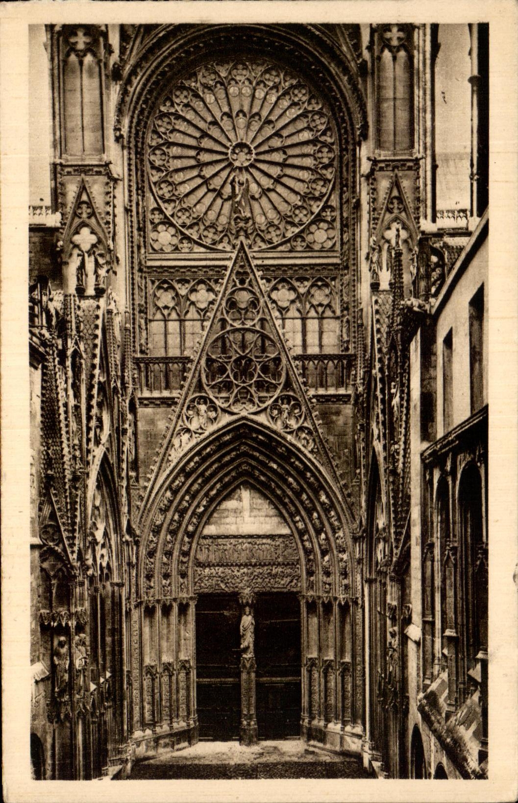 CPA Rouen La Cathedrale et la Cour des Libraries