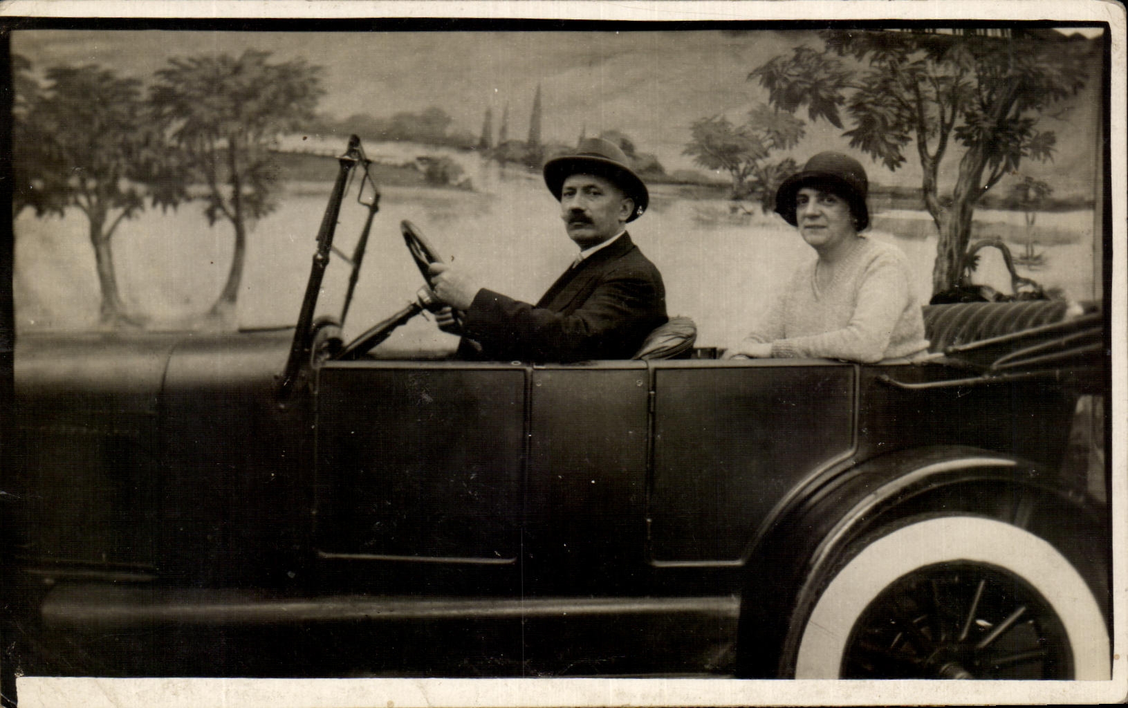 Couple dans une voiture — scène de studio — éditeur non visible