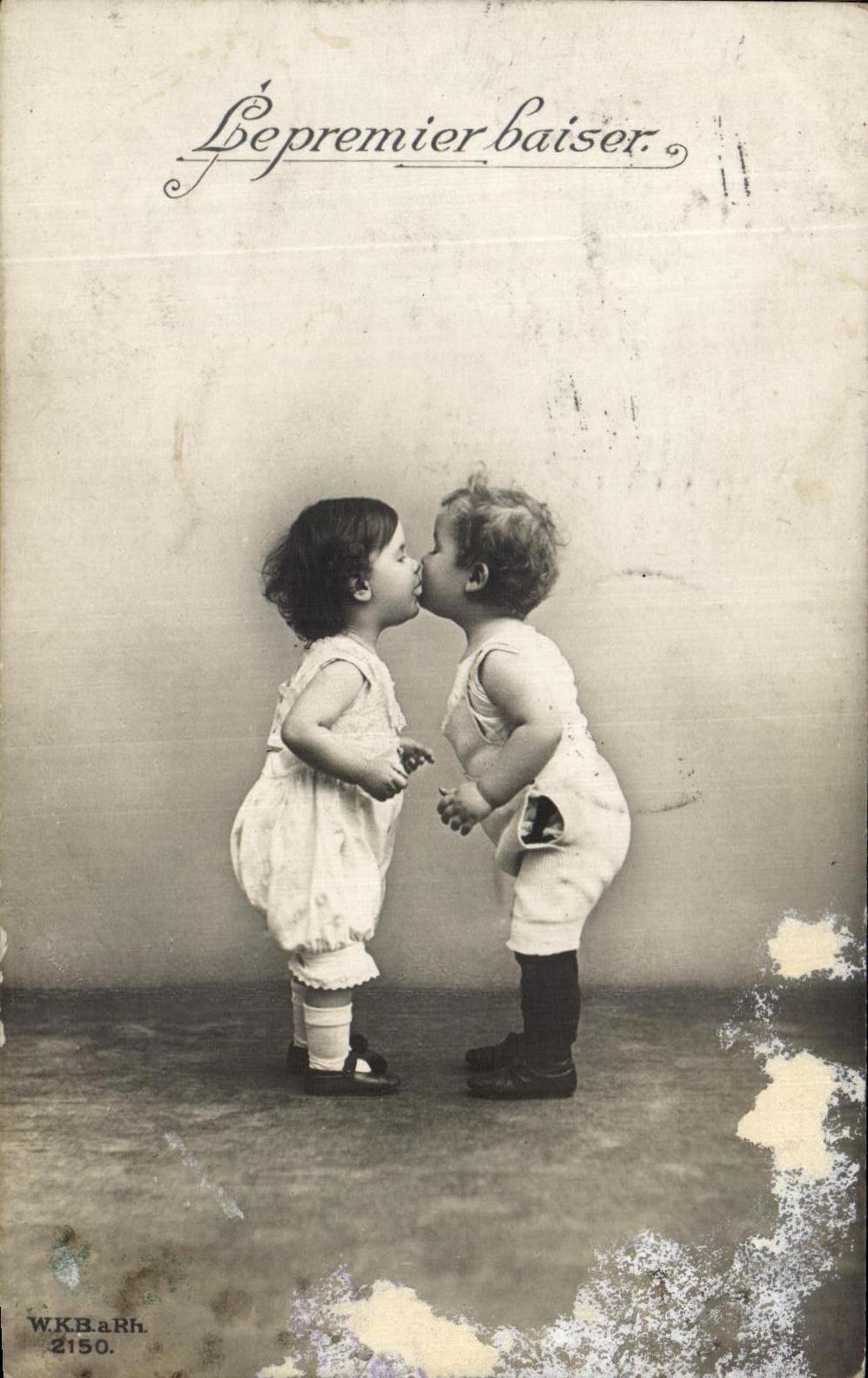 CPA Le premier Baiser Enfants