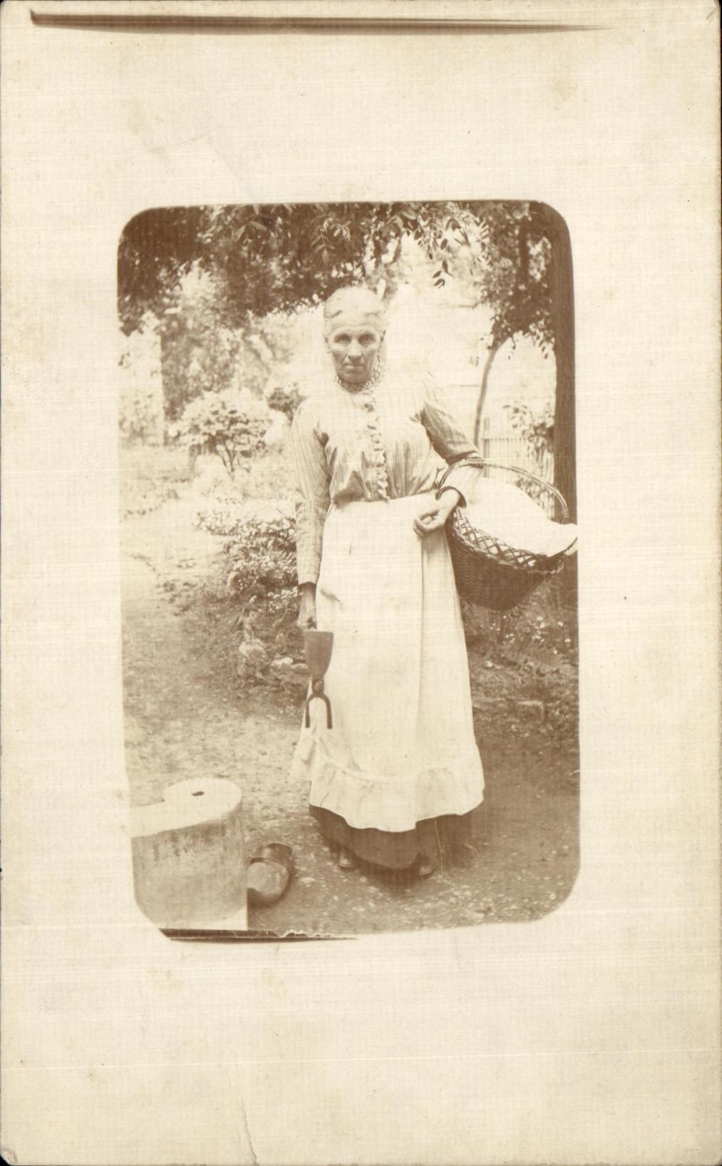 CARTE PHOTO Femme Folklore 