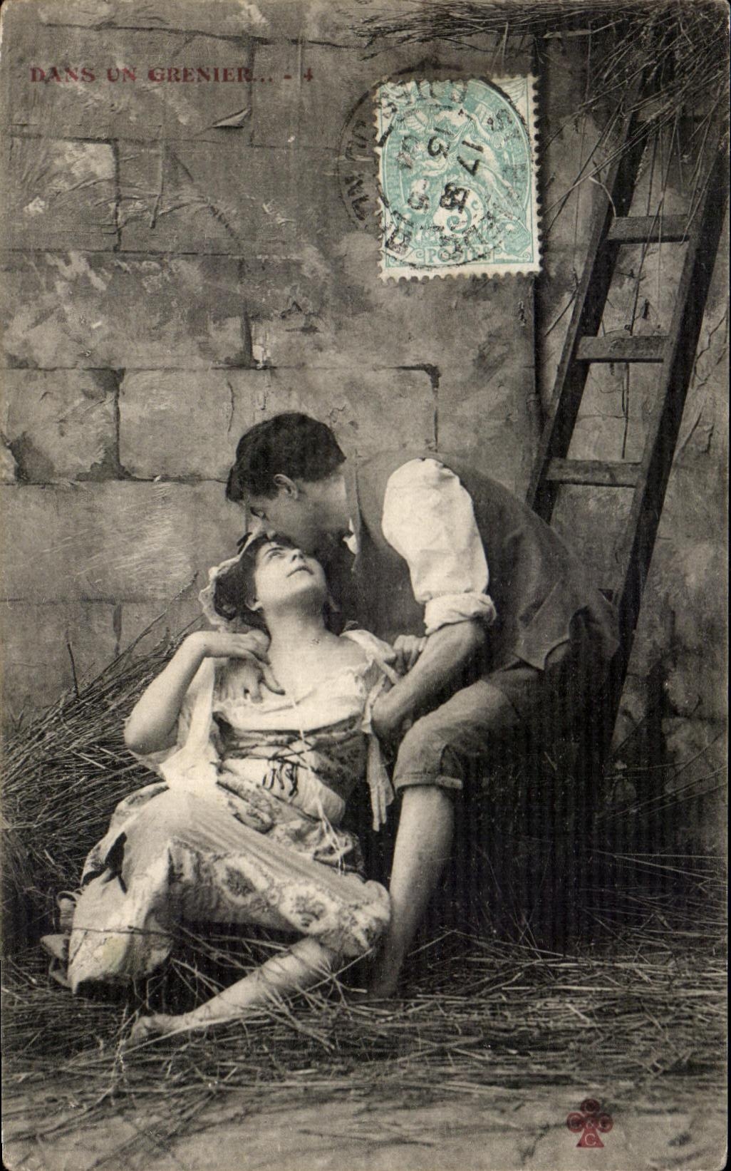 CPA Fantaisie Femme Dans un grenier 