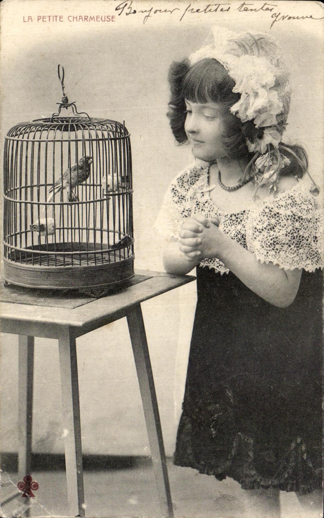 CPA Fantaisie Enfant La petite charmeuse Oiseau