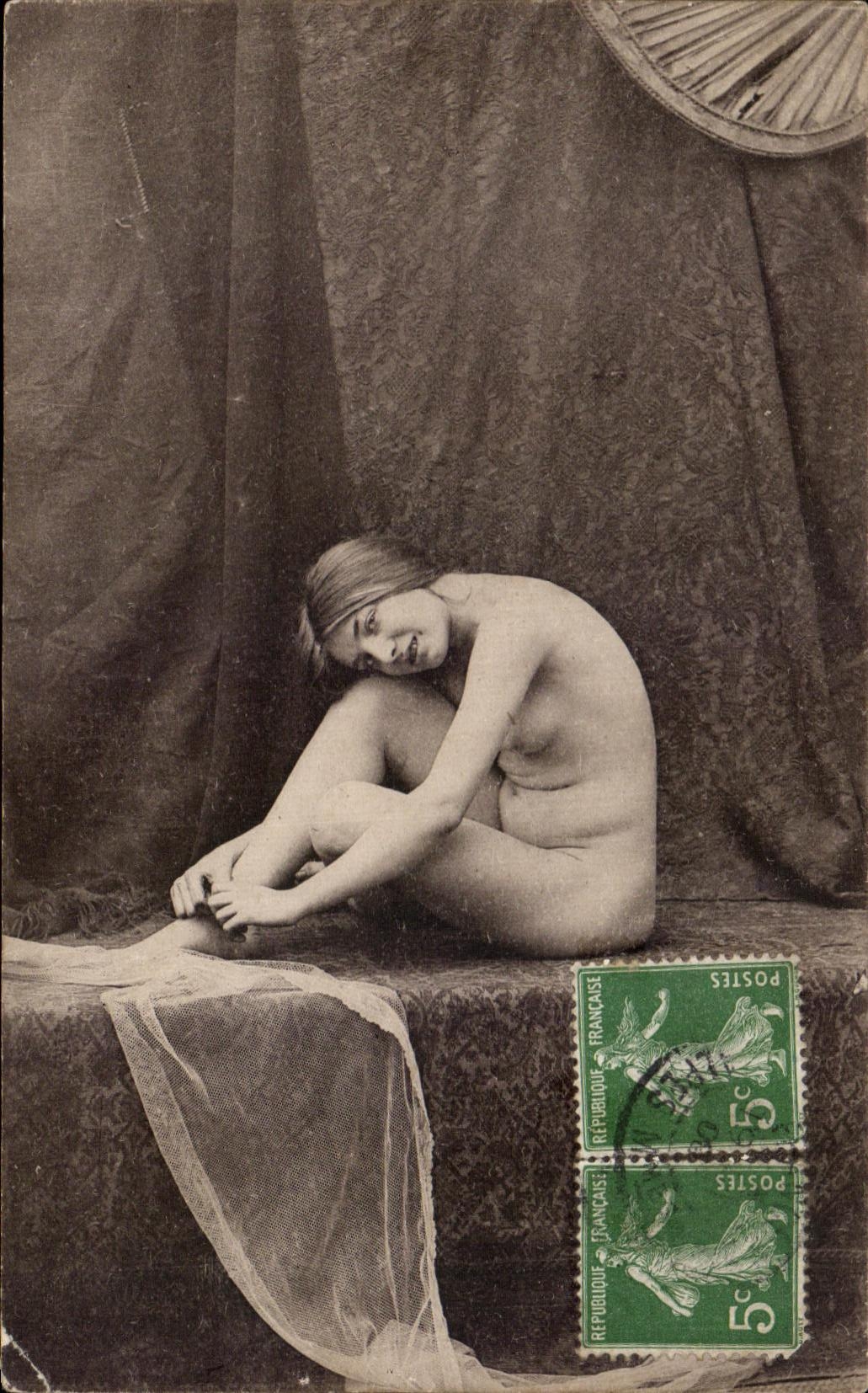 Nue assise — photographie — éditeur inconnu, n° de série non visible