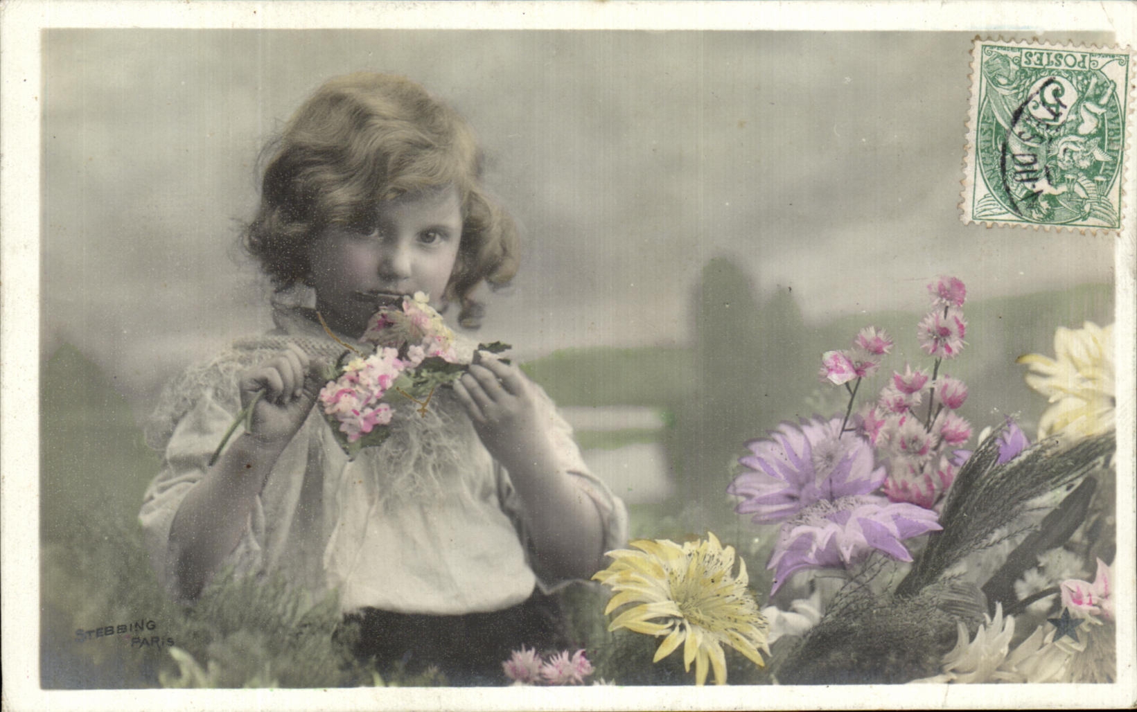 CPA Fantaisie Enfant Fleurs 