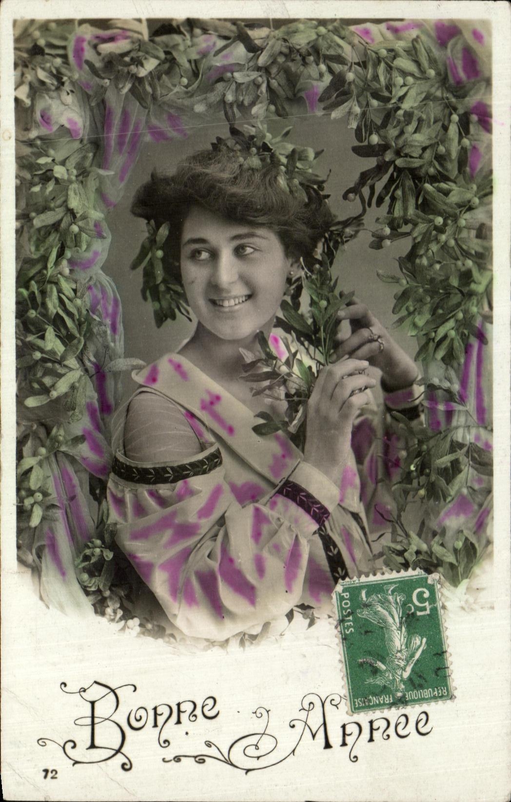 Femme souriante dans un cadre de gui — Bonne année — Éditeur : 72