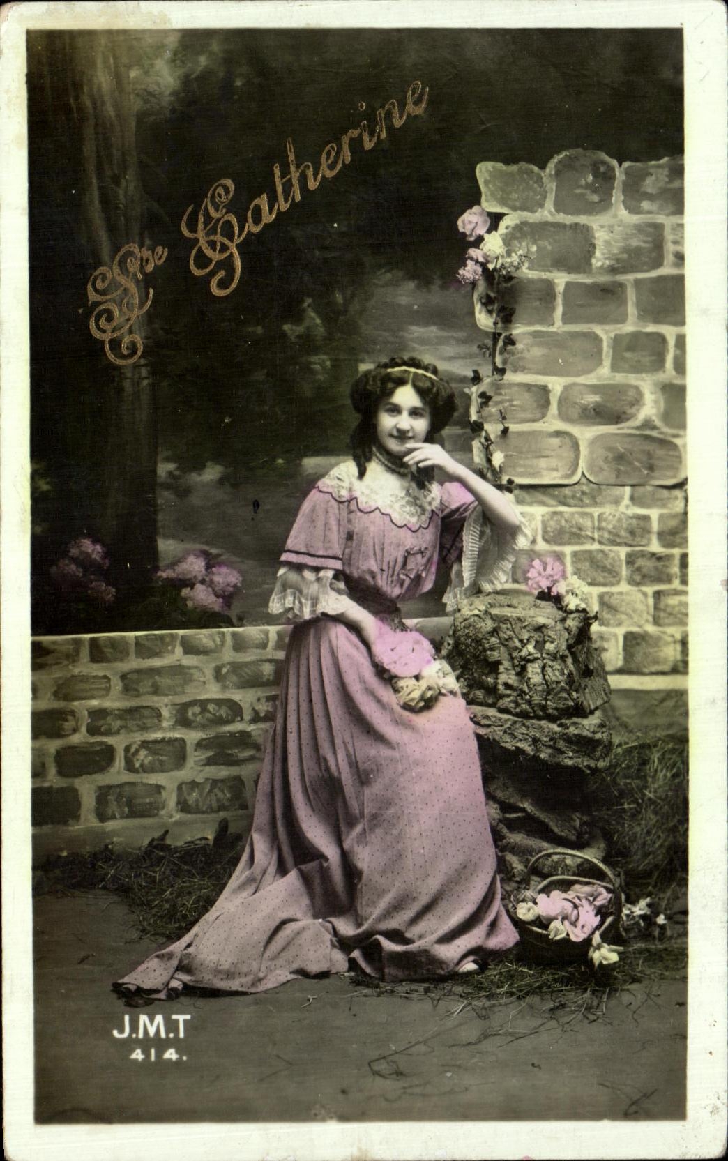 Jeune femme en robe rose — studio J.M.T. — n° 414